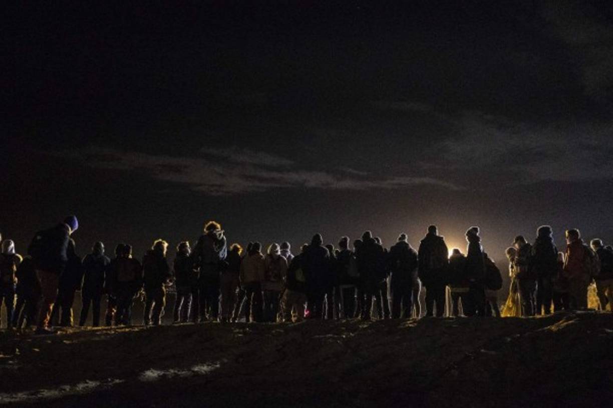 Entre los migrantes que se lanzaron había numerosos hombres, pero también mujeres con niños pequeños y adolescentes, que tras los gases empezaron a alejarse