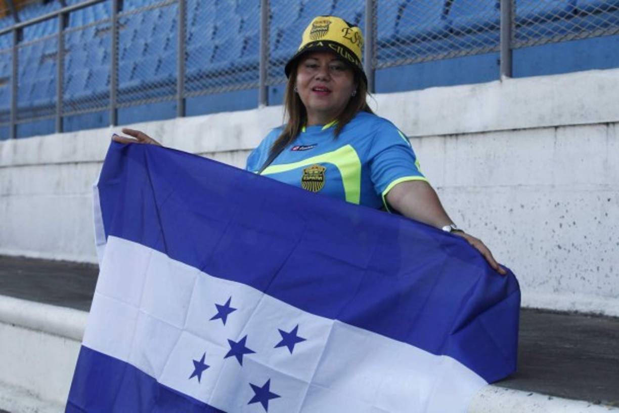 Esta joven llegó con bandera en mano y lista para animar a la amada Selección.