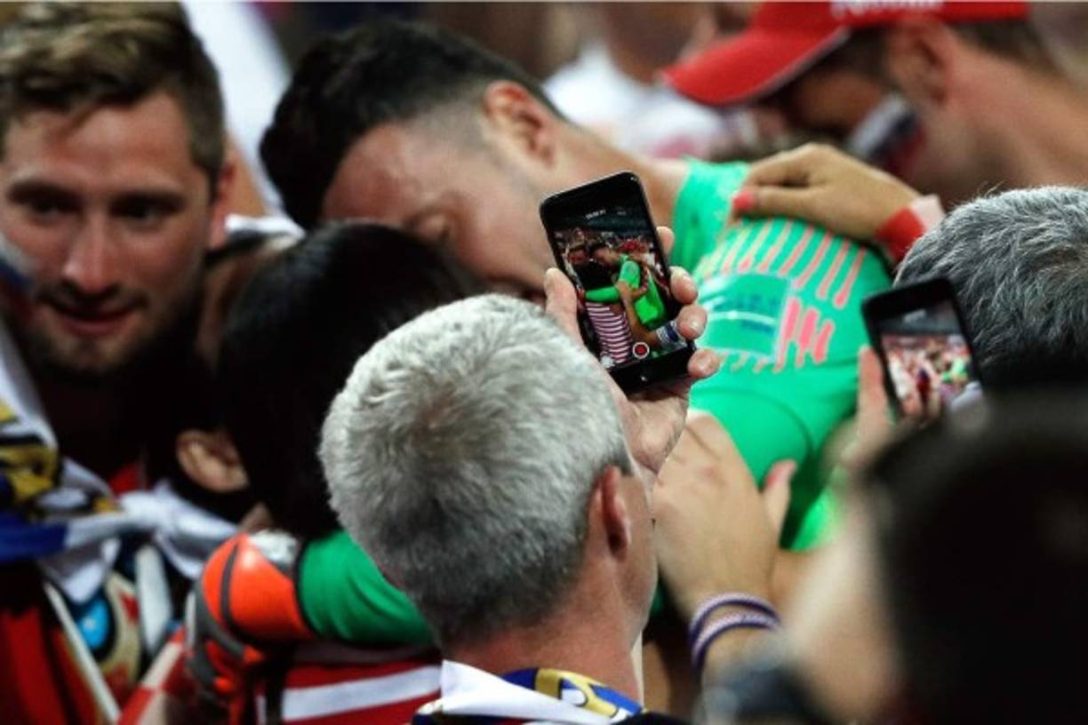 El portero Danijel Subasic se fue a celebrar a las gradas con los aficionados croatas y también con su esposa que lo recibió con este tremendo beso. Foto AFP