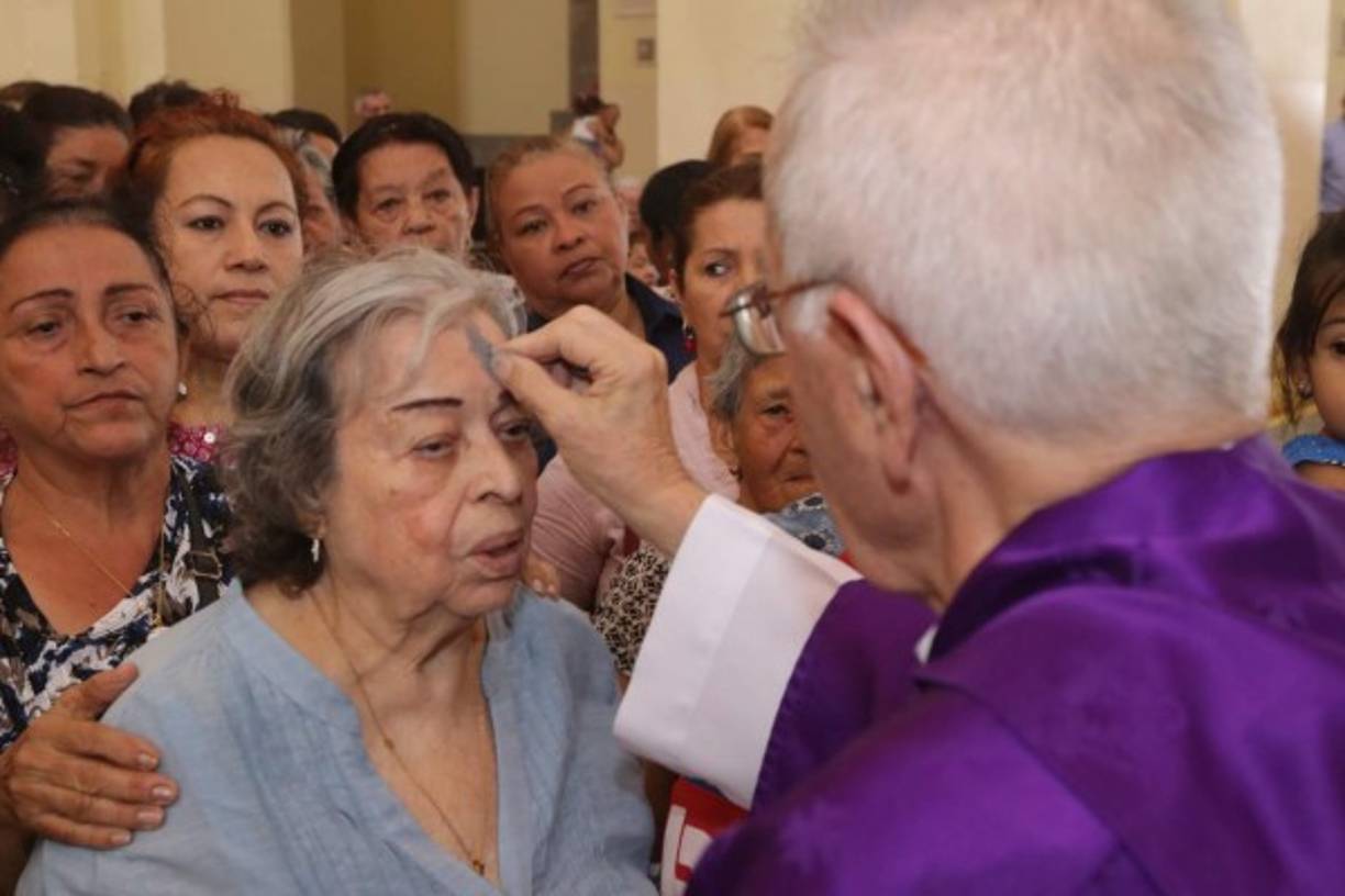 Católicos conmemoran el Miércoles de Ceniza, que es el primer día de la Cuaresma en los calendarios litúrgicos católico.
