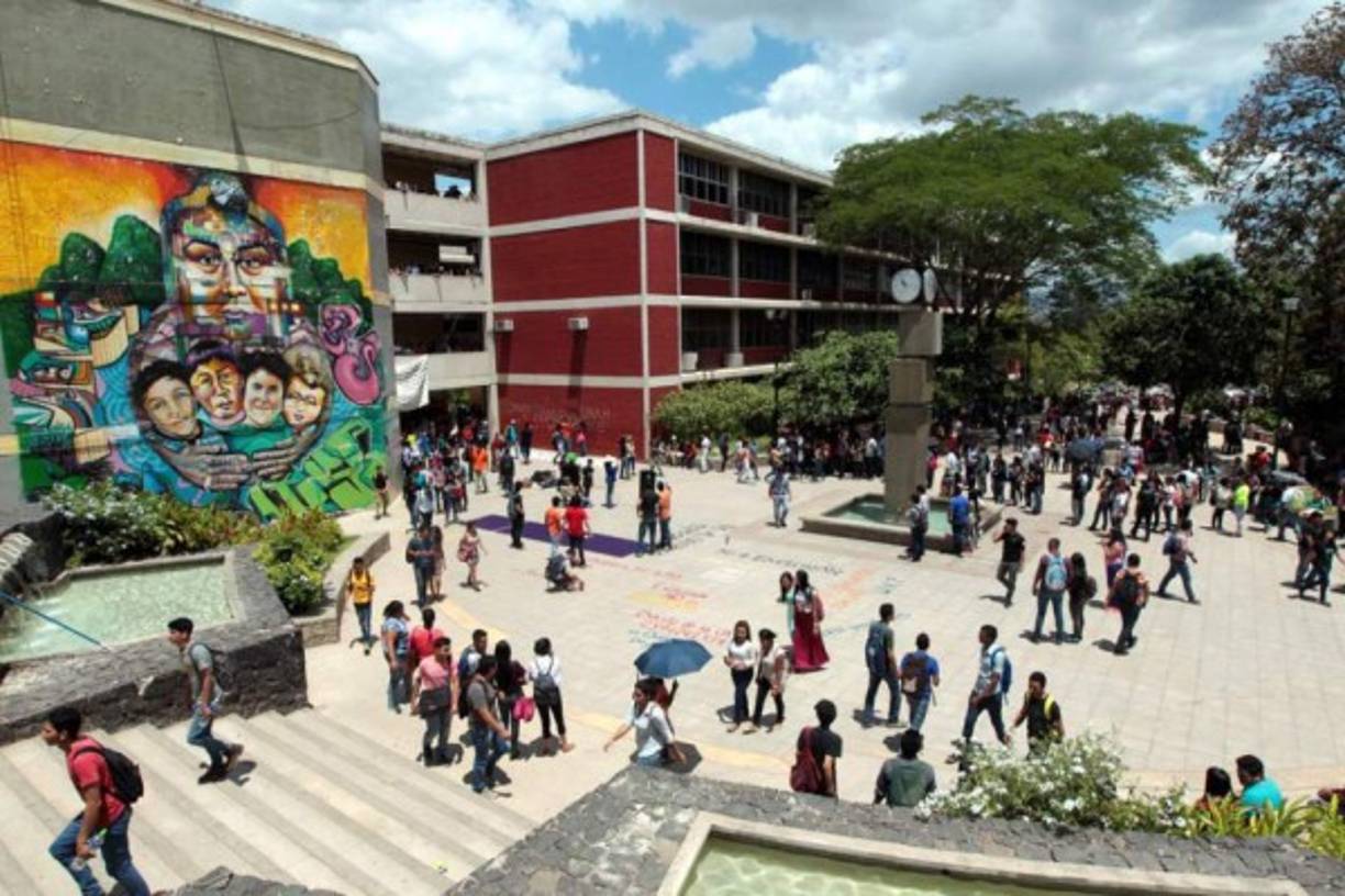 La Universidad Nacional Autónoma de Honduras (UNAH) también destaca como una de las mejores casas de estudio en América Latina. La UNAH se encuentra en el rango 191-200 en el ránking anual de universidades publicado por el Sistema Quacquarelli Symonds (QS World University Rankings).