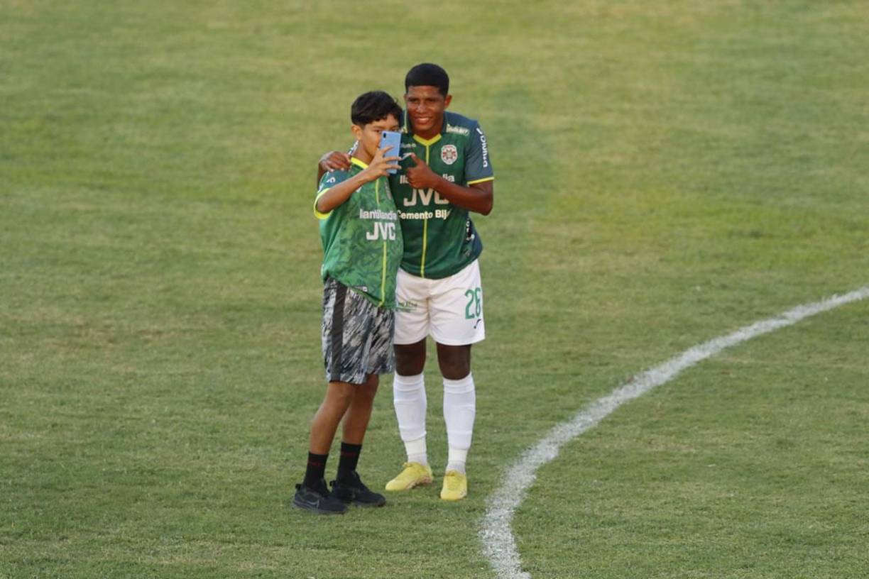 Samuel Elvir tuvo un bonito gesto con este pequeño aficionado y posó con él para una selfie.