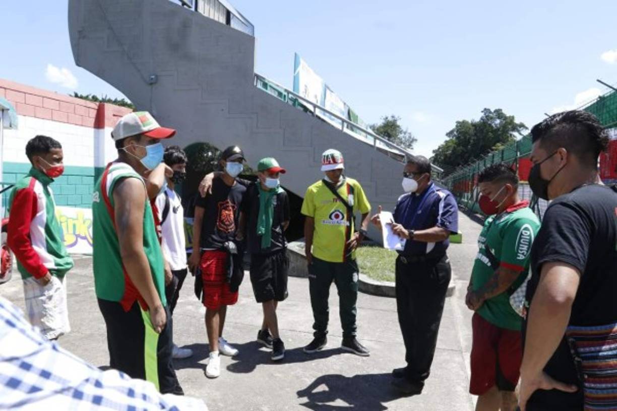 Aficionados del Marathón hablando con el comisario del partido dentro del estadio verdolaga.