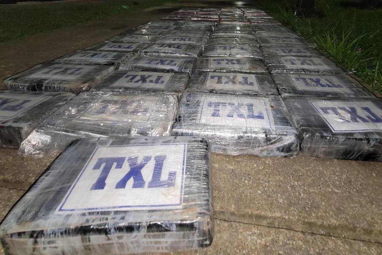 Las autoridades de Honduras decomisaron 93 kilos de cocaína que iban ocultos en dos vehículos en una operación en el norte del país, en la que fueron aprehendidos dos ciudadanos hondureños, informó este sábado la Dirección Nacional Policial Antidrogas (DNPA).
