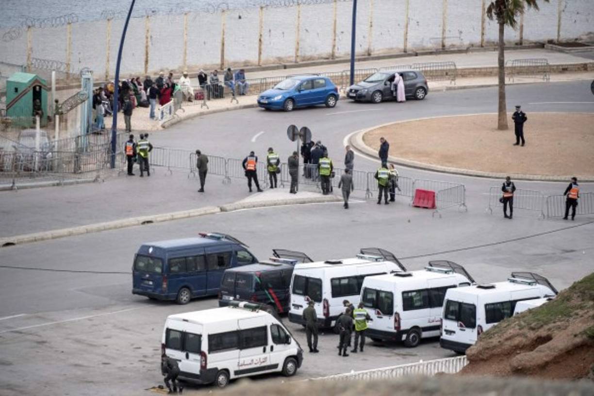 Marruecos: Las fronteras entre Marruecos y los enclaves norteafricanos españoles de Ceuta y Melilla cerraron este viernes a las 6 de la mañana para prevenir la propagación del coronavirus, indicaron las autoridades. El anuncio obligó a numerosos españoles a salir apresuradamente de territorio marroquí para no verse bloqueados allí durante semanas.
