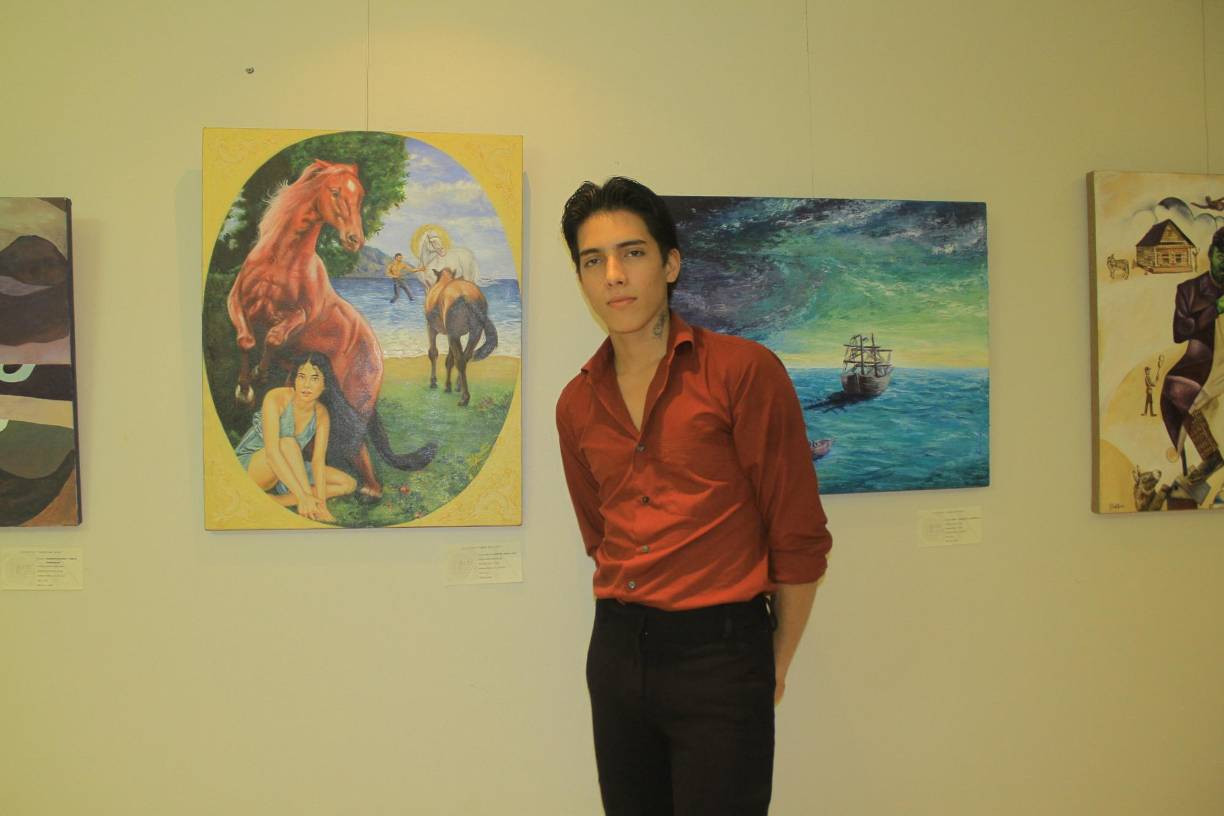 El artista Krisstoopher Sagastume con su obra “El baño del caballo rojo”. 