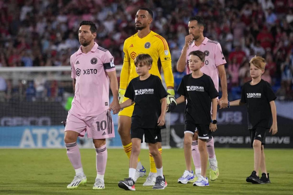 Y llegó la hora de la batalla. Lionel Messi, liderando a su equipo en el inicio del partido. 