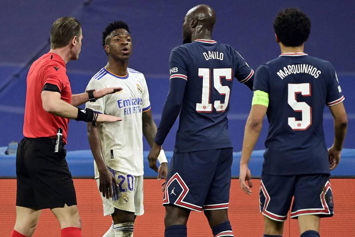 Vinicius se encaró con el mediocampista portugués Danilo Pereira.