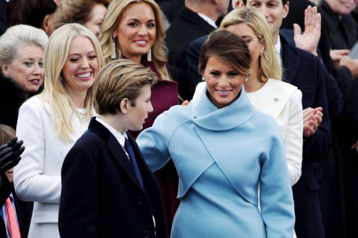 El libro 'Melania y yo: El rompimiento de mi amistad con la Primera Dama' revela la lucha de poderes entre Ivanka y la ex modelo de 50 años que quedó reflejada durante la juramentación de Trump. Según Wolkoff, Melania ejecutó la operación 'bloquear a la princesa', impidiendo que Ivanka apareciera en las fotos de la toma de posesión parándose frente a ella.