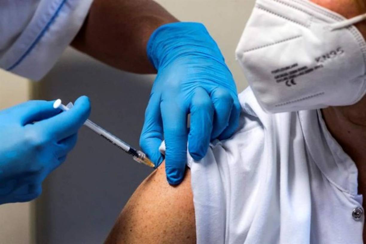 El director de Emergencias Sanitarias en la OMS, Mike Ryan, lamentó que muchos países hayan reaccionado aislando al Reino Unido y Sudáfrica, y explicó que si estos países han sido capaces de detectar las nuevas variantes es porque hacen las secuencias genéticas del virus y comparten esta información con el resto del mundo.<br/>