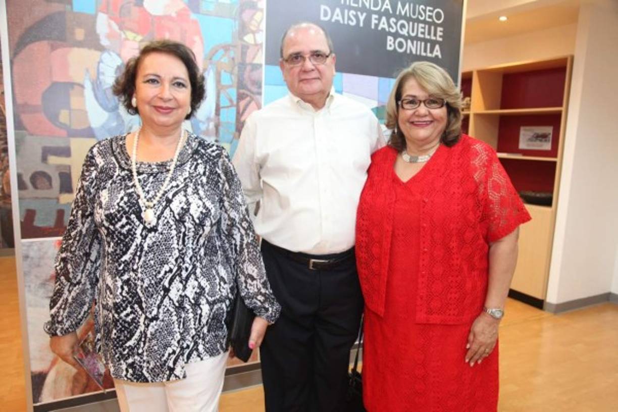 Evelyn Bautista con Víctor y Xiomara Hedman