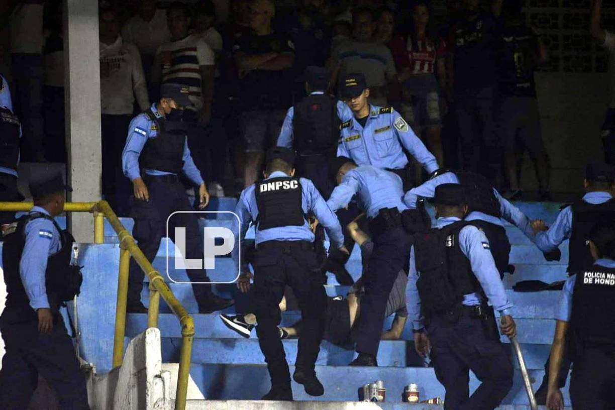 La Policía Nacional detuvo a varios aficionados que provocaron el caos en las graderías del estadio Morazán.