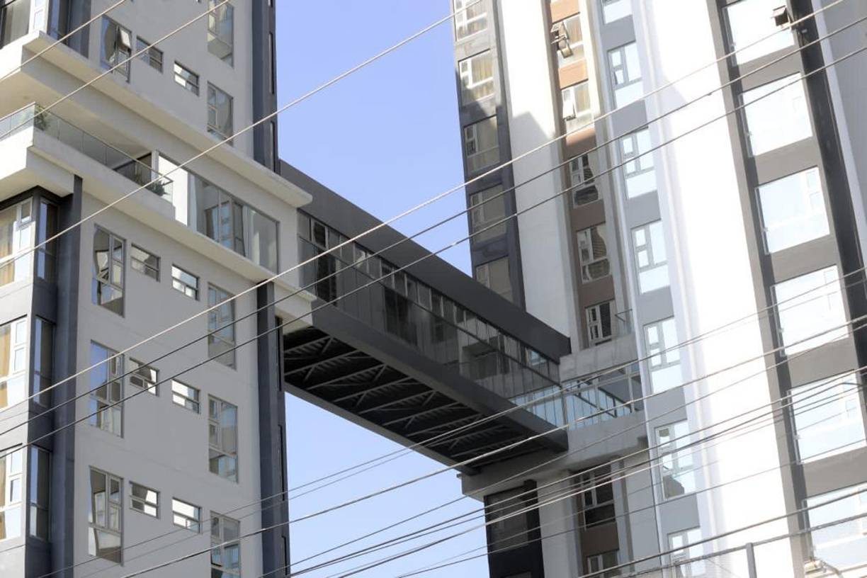 Un puente une las dos torres en Jardines del Valle.