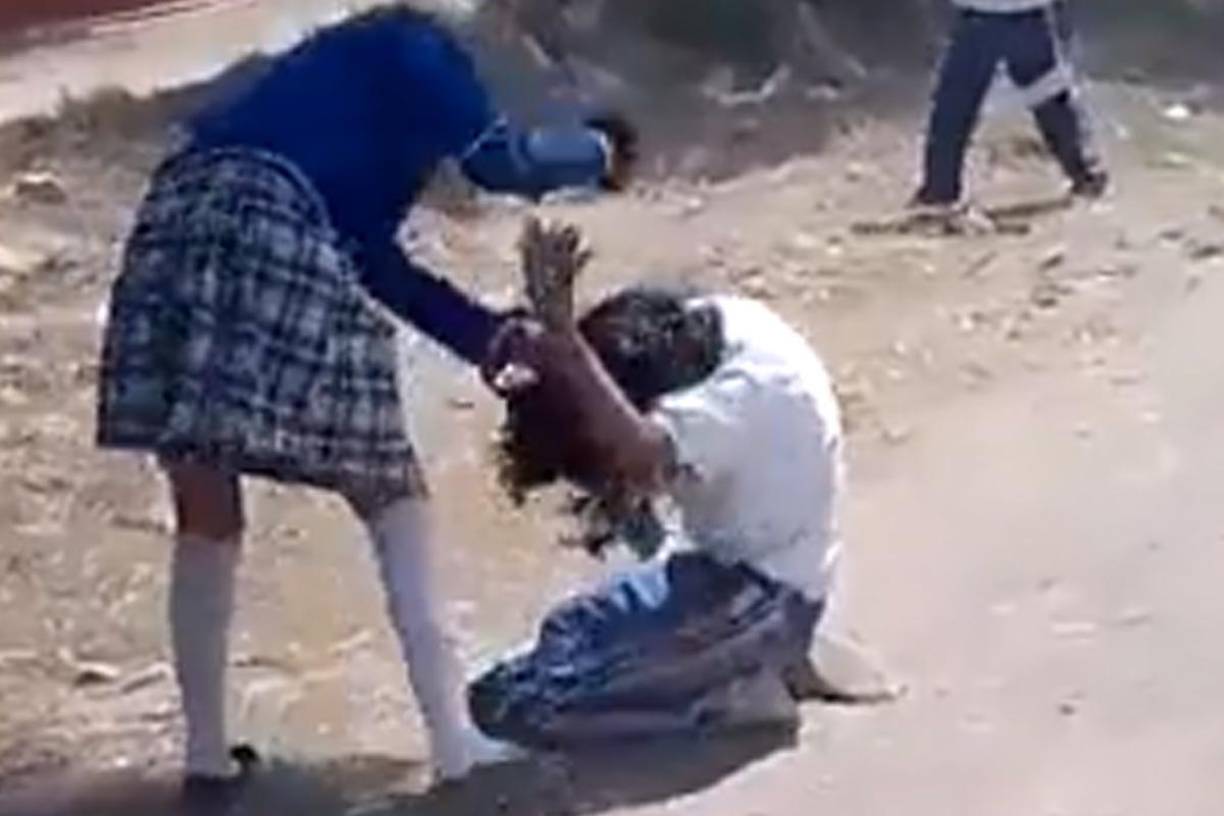 “Pégale más fuerte, pégale en la cara”, se escucha en el video que fue difundido en redes sociales 