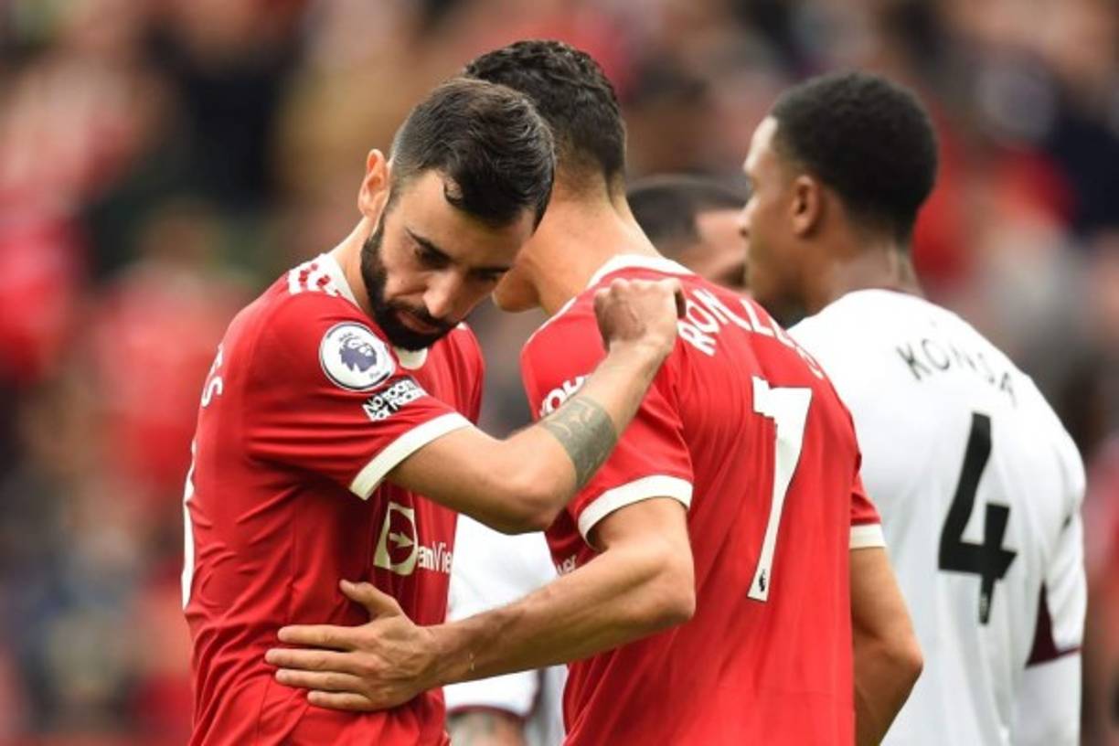 Cristiano Ronaldo se acercó a Bruno Fernandes para animarlo tras fallar el penal.