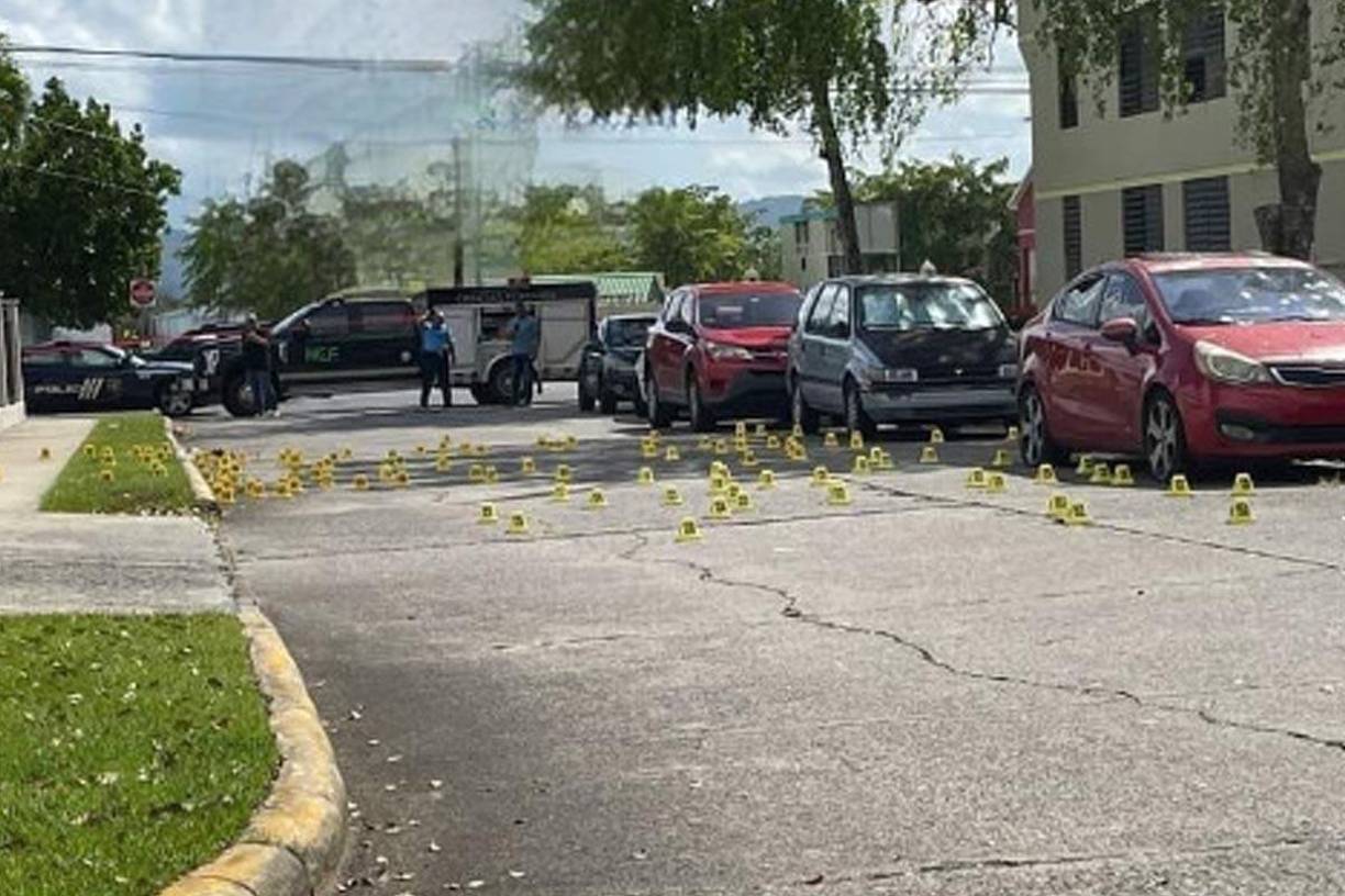 En el lugar los peritos encontraron más de 160 casquillos de arma de fuego por lo que se presume que los sicarios dispararon hasta asegurarse que sus víctimas estaban muertas.