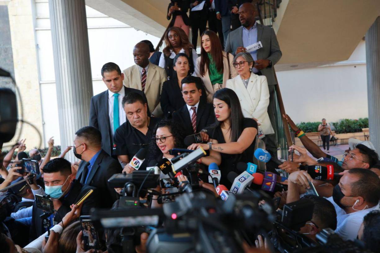 Mientras los diputados del Partido Salvador de Honduras (PSH) explicaban los posibles escenarios, los militantes de Libre les interrumpieron gritándoles vendidos.