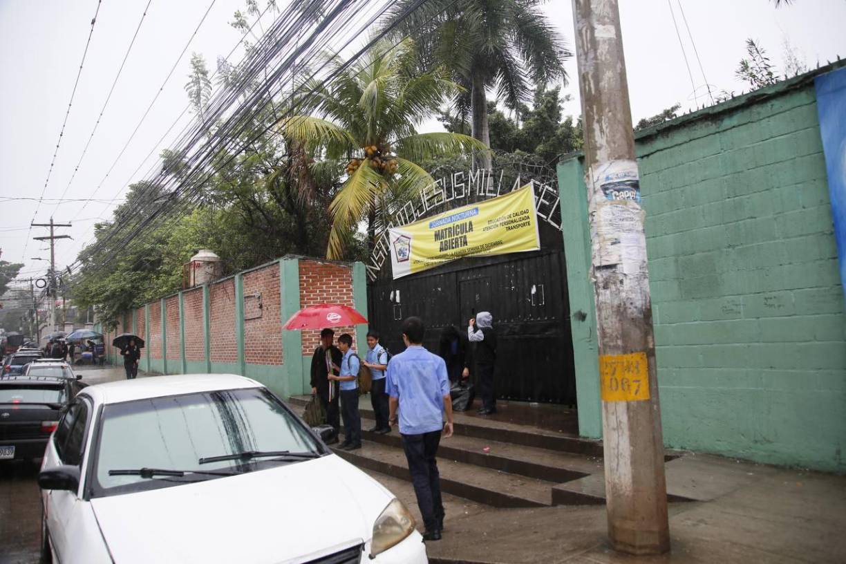La abuela, también en shock, rogaba que la dejaran acercarse a su nieto. “Ay Dios, mi niño”, clamaba la señora entre lágrimas en la escena del asesinato.