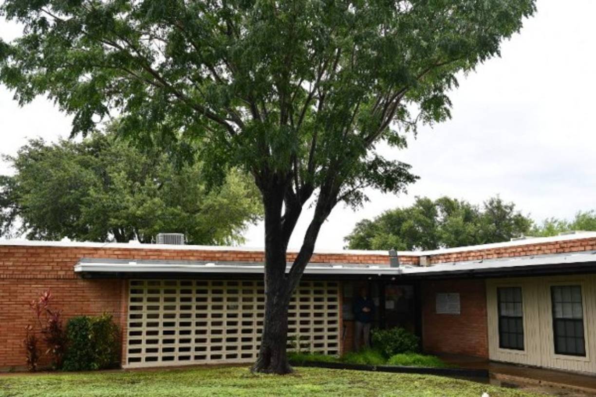 Agentes del Servicio Secreto frente al albergue de la Iglesia Luterana.