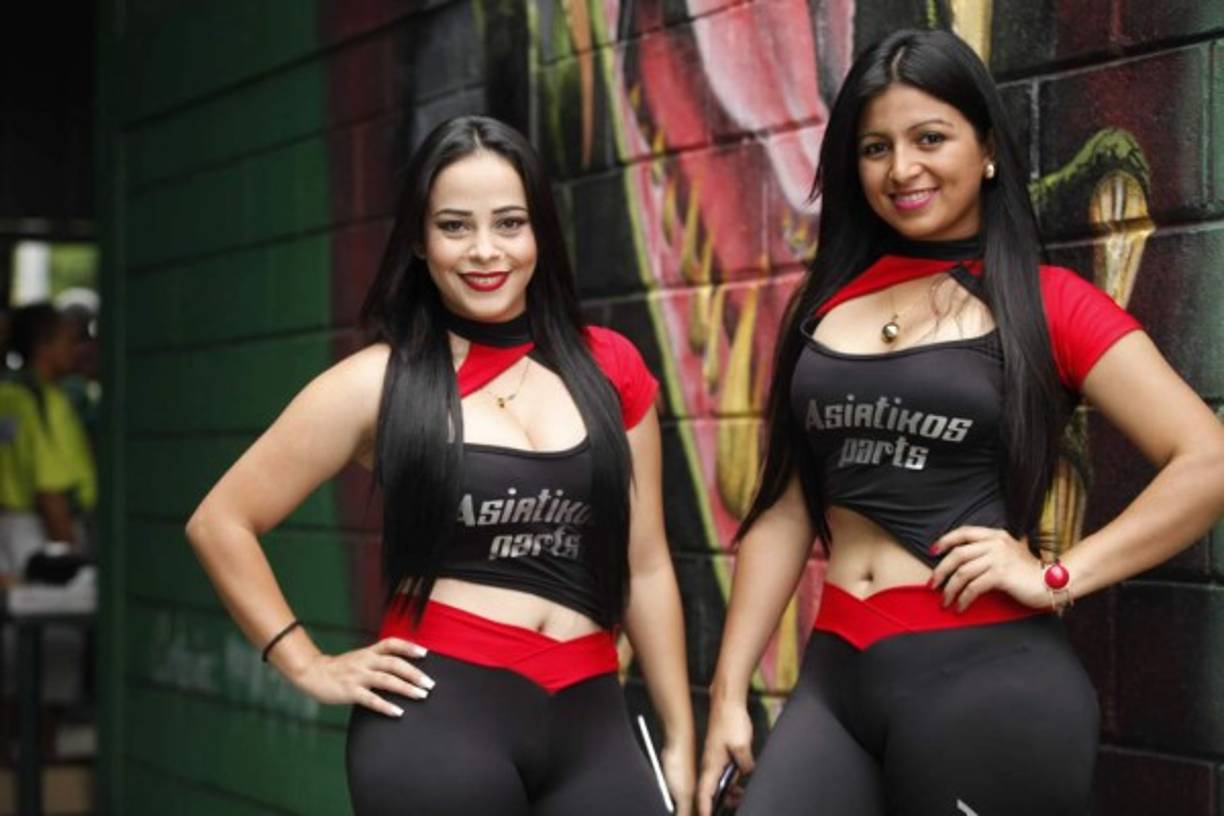 Estas hermosas chicas han animado el partido con su belleza.