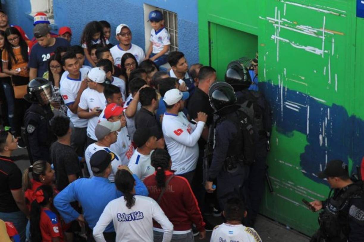 En las afueras del Nacional hubo relajos debido a que muchos aficionados de Olimpia con boleto en mano no pudieron ingresar al estadio por el cierre de portones en el sector de sombra.