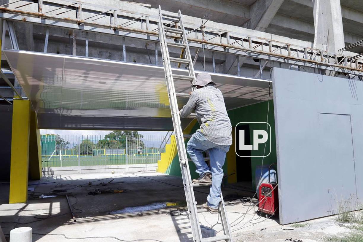 En el estadio han instalado material pvc en el cielo falso, es algo contra el agua, para las inundaciones. También lo implementarán en los camerinos.