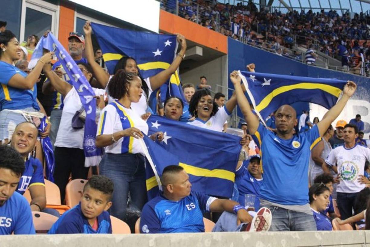 En el estadio del Houston Dynamo también habían aficionados de Curazao que celebraron la victoria.