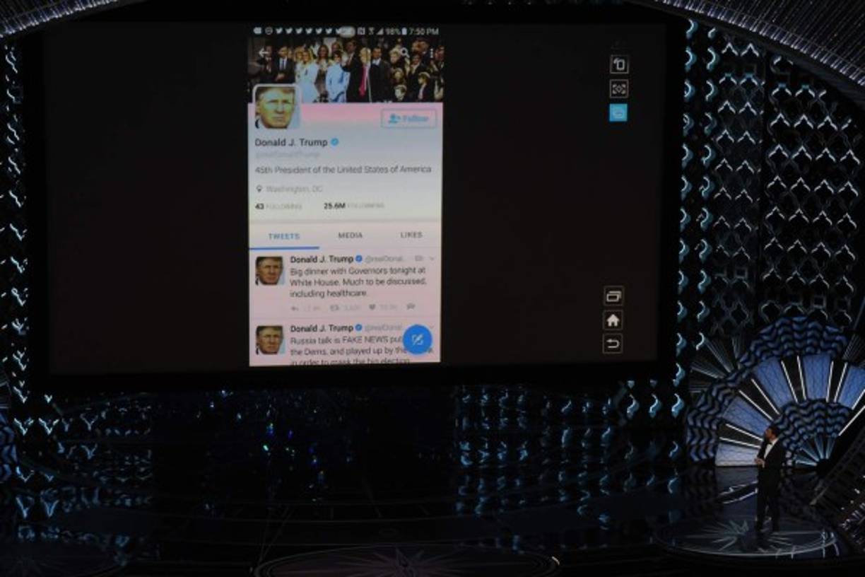 El presentador de los premios Óscar, Jimmy Kimmel, envió a través de Twitter un mensaje al presidente de Estados Unidos, Donald Trump, que en menos de diez minutos fue rebotado por más de 150,000 usuarios. 'Hola, Donald Trump. ¿Estás por ahí?', publicó Kimmel tras burlarse de que él no había comentado nada tras dos horas de galardones.