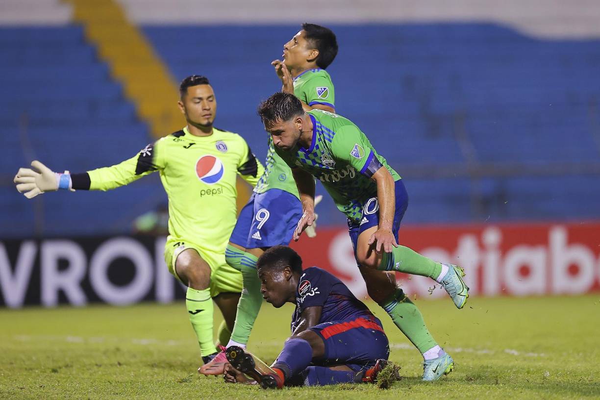 El peruano Raúl Ruidíaz y el uruguayo Nicolás Lodeiro se lamentan tras una ocasión fallada ante Marlon Licona.