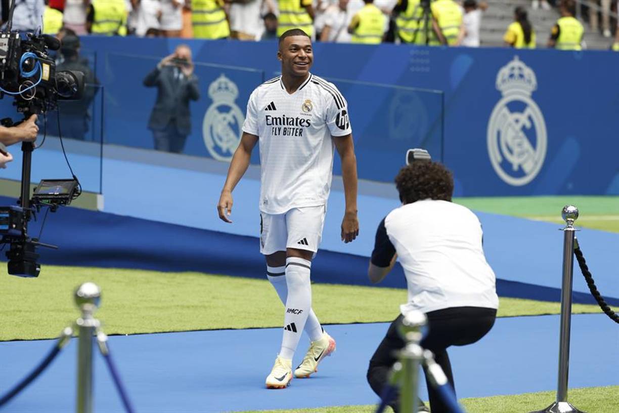 Luego de varios mercados de fichajes con la novela entre ambos protagonistas, Kylian Mbappé ya se incorporó a las filas del conjunto blanco.