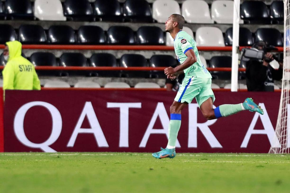 La secuencia de la celebración de Eddie Hernández tras marcar su gol de penal ante Pachuca y que le dio la clasificación al Motagua a cuartos de final de la Concachampions.