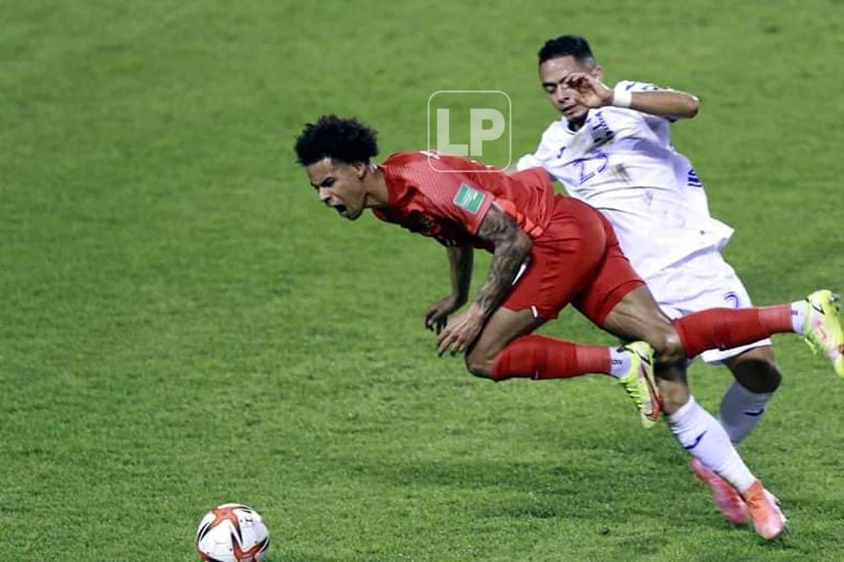 Diego Rodríguez le comete una falta al canadiense Tajon Buchanan, quien fue un dolor de cabeza para la defensa hondureña.