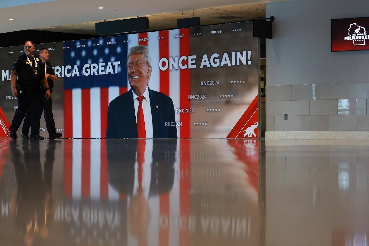 El intento de magnicidio ha unido todavía más a los republicanos en torno a la figura de Trump, al que muchos en el partido consideran un héroe por su rápida reacción tras sobrevivir al tiroteo, puesto que mientras el Servicio Secreto lo evacuaba levantó el puño en señal de victoria, en una imagen que quedará para la historia.