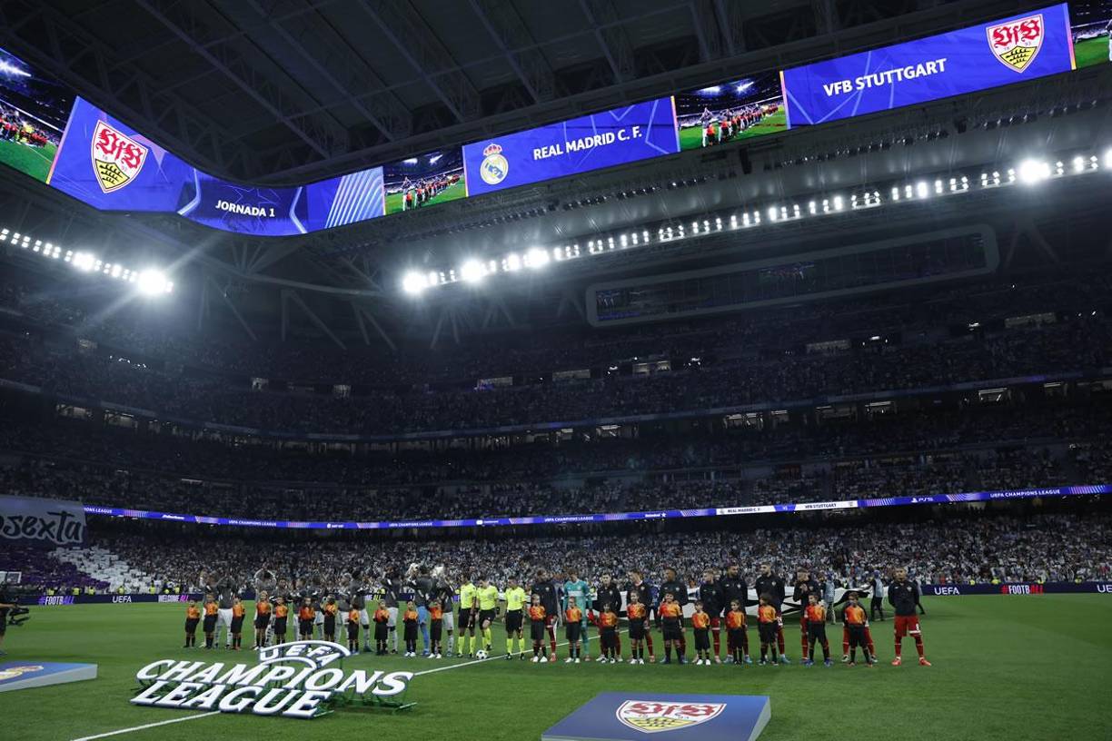 Los titulares del Real Madrid y Stuttgart antes del inicio del partido en el estadio Santiago Bernabéu.