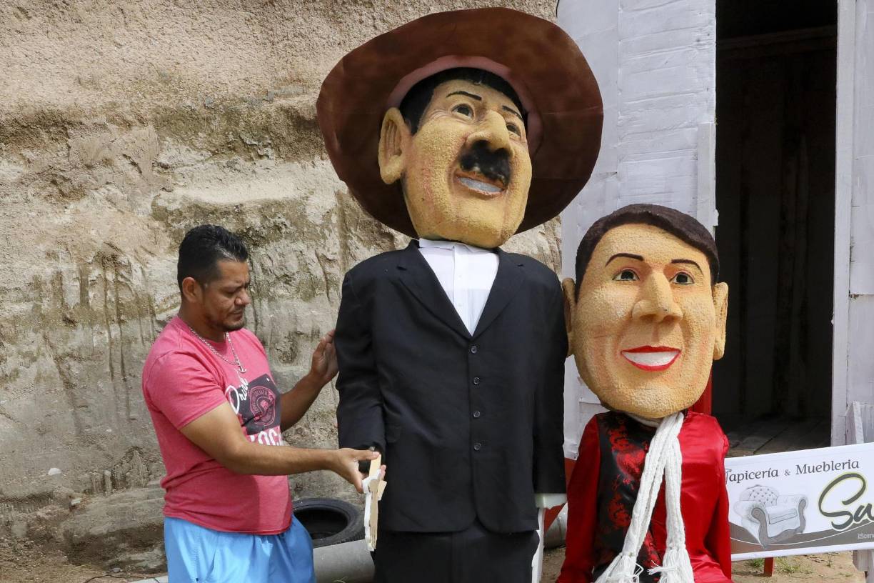 Uno de los artesanos que desde hace 22 años elabora monigotes en una fábrica de muebles, es Luis Lagos, en el barrio Germania, en el sur de Tegucigalpa, quien este 2023 escogió tres personajes para ser ‘quemados’.
