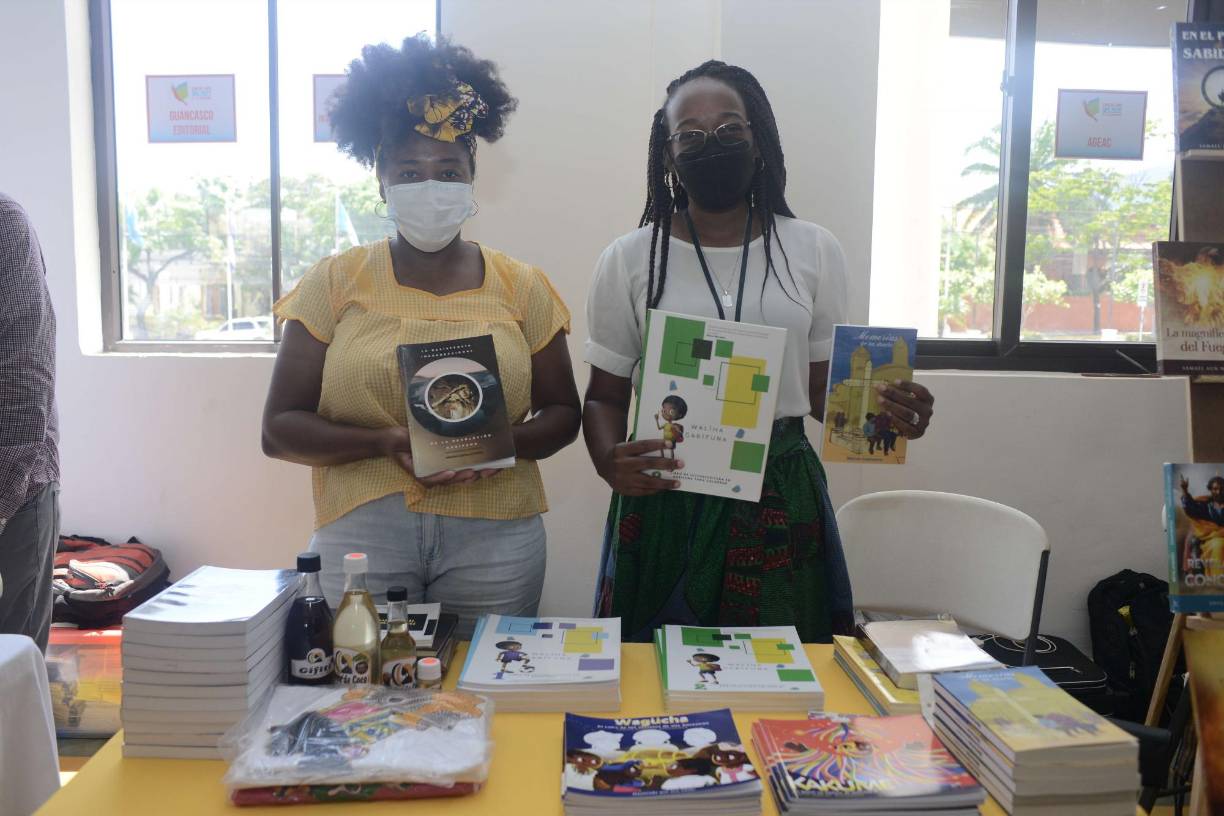 Cintia Marizel Bernárdez (camisa blanca), es una escritora que produce material didáctico para niños, en estos se expone didácticamente la cultura garífuna.