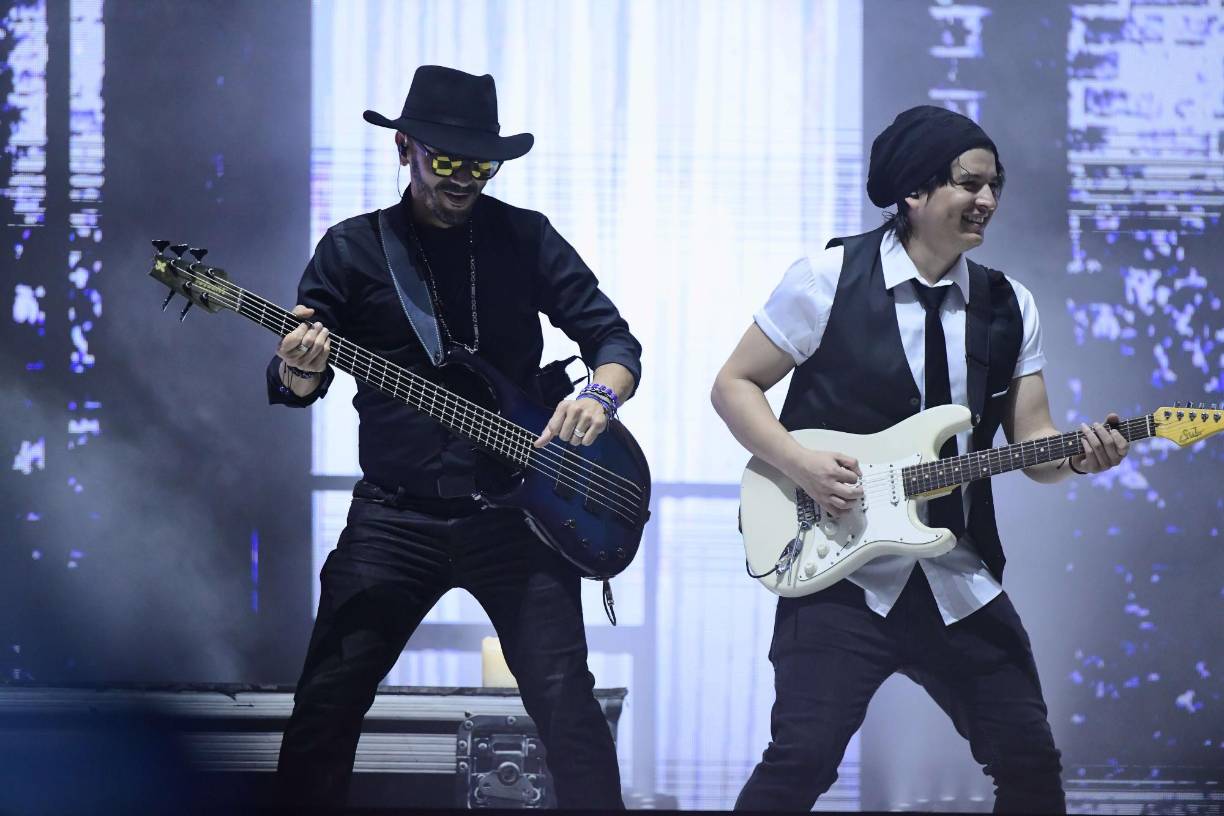 Los músicos que acompañan a Ricardo Arjona también se robaron el show. 