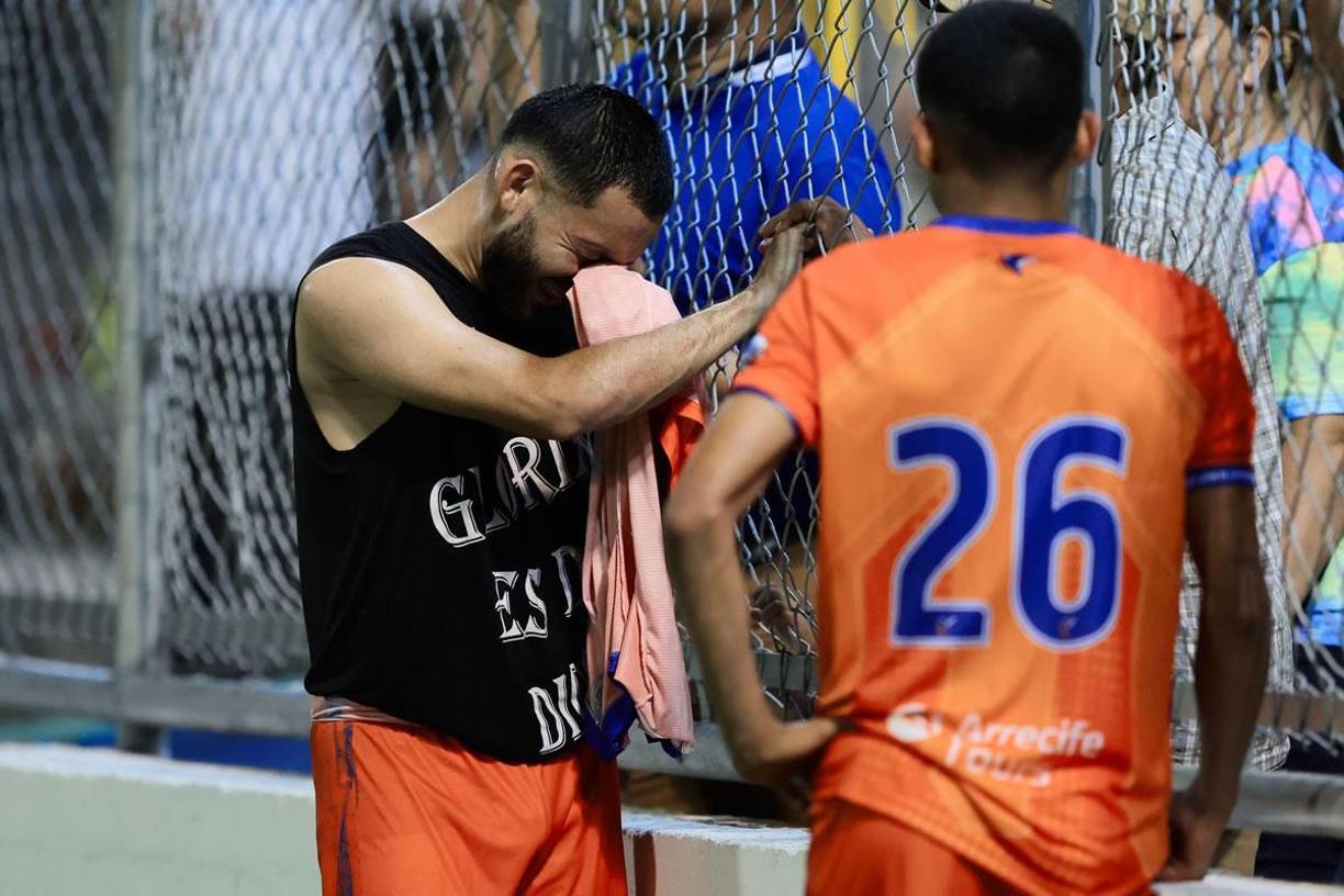 El llanto del futbolista de los Lobos de la UPN tras la derrota contra el Olimpia.