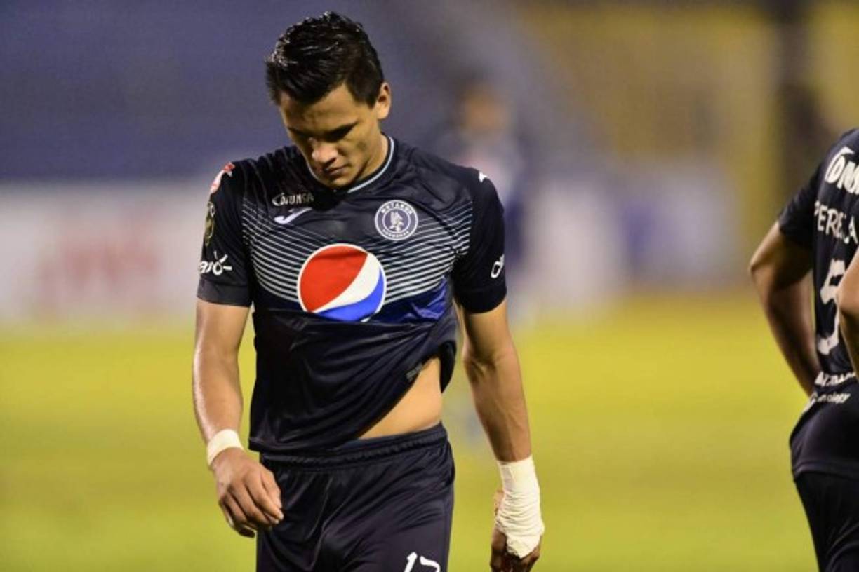 Denil Maldonado salió cabizbajo de la cancha luego de perder contra Marathón.