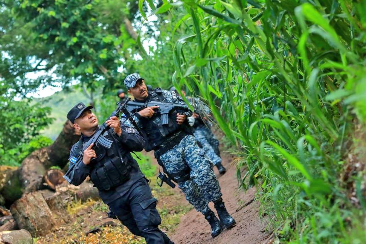 En el contexto de dicho régimen, se han instalado cercos de seguridad y militarizado dos municipios -en el centro y norte del país- y tres comunidades de San Salvador.