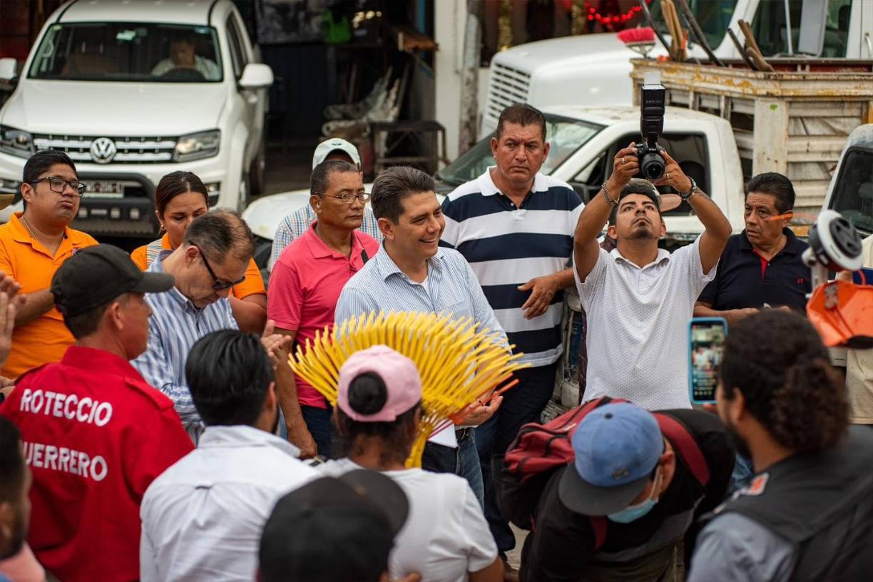 <b>Alejandro Arcos</b>, quien había asumido como alcalde el pasado 30 de septiembre, fue impulsado por el <b>Partido Revolucionario Institucional</b> (PRI). Este partido condenó enérgicamente el asesinato, calificándolo de “cobarde crimen” y exigiendo justicia: “¡Basta ya de violencia e impunidad! Las y los guerrerenses no merecen vivir con miedo”, publicaron. 