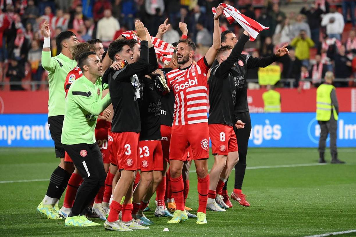 Jugadores del Girona celebraron en el campo la gran victoria sobre el Real Madrid.