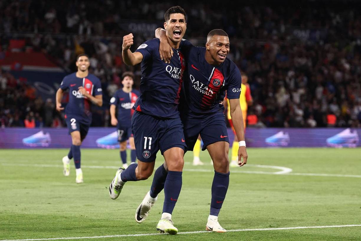 Mbappé celebrando junto a Marco Asensio, que anotó su primer gol con el PSG en la Ligue 1.