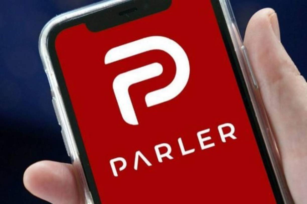 Amazon le dice adiós a Parler<br/><br/>Parler, la red social favorita de muchos conservadores y de extrema derecha de EE.UU., dejó de funcionar esta semana después de que Amazon decidiera dejar de darle alojamiento en sus servidores.<br/><br/>Parler, que se ha convertido rápidamente en un altavoz de numerosas teorías de la conspiración, fue uno de los canales principales en la organización de las protestas que terminaron con el ataque a la sede del Congreso de EE.UU., el pasado 6 de enero.<br/>