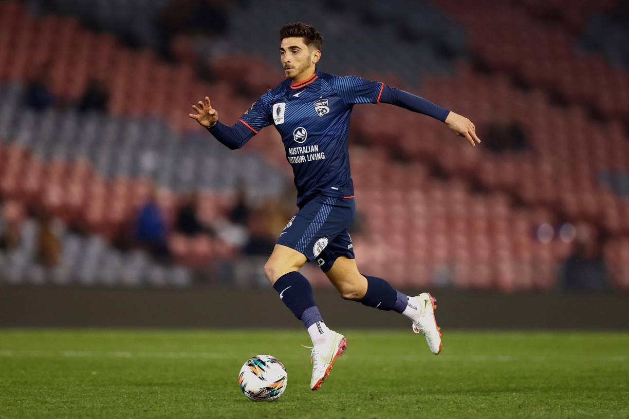 Josh Cavallo es uno de los pocos jugadores que ha reconocido su homosexualidad y reaccionó molesto por las palabras de Iker Casillas y Carles Puyol.