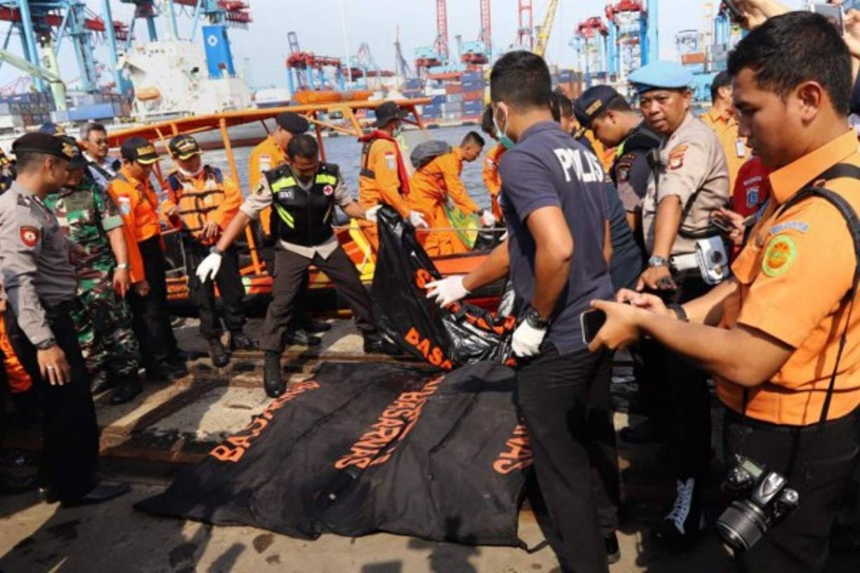 Un avión de la aerolínea de bajo costo Lion Air se estrelló la noche del domingo con 188 personas a bordo en el mar de Java, Indonesia. Las autoridades confirmaron este lunes que no hay supervivientes de la tragedia.