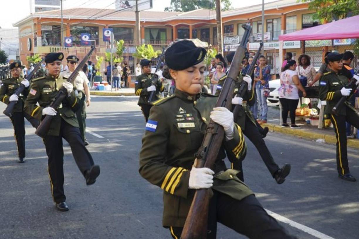 Las cadetes llamaron la atención de los sampedranos.