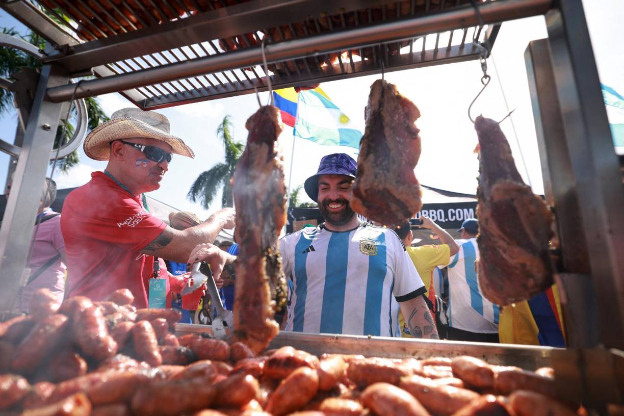 Aficionados degustaron de asados en las afueras del estadio.