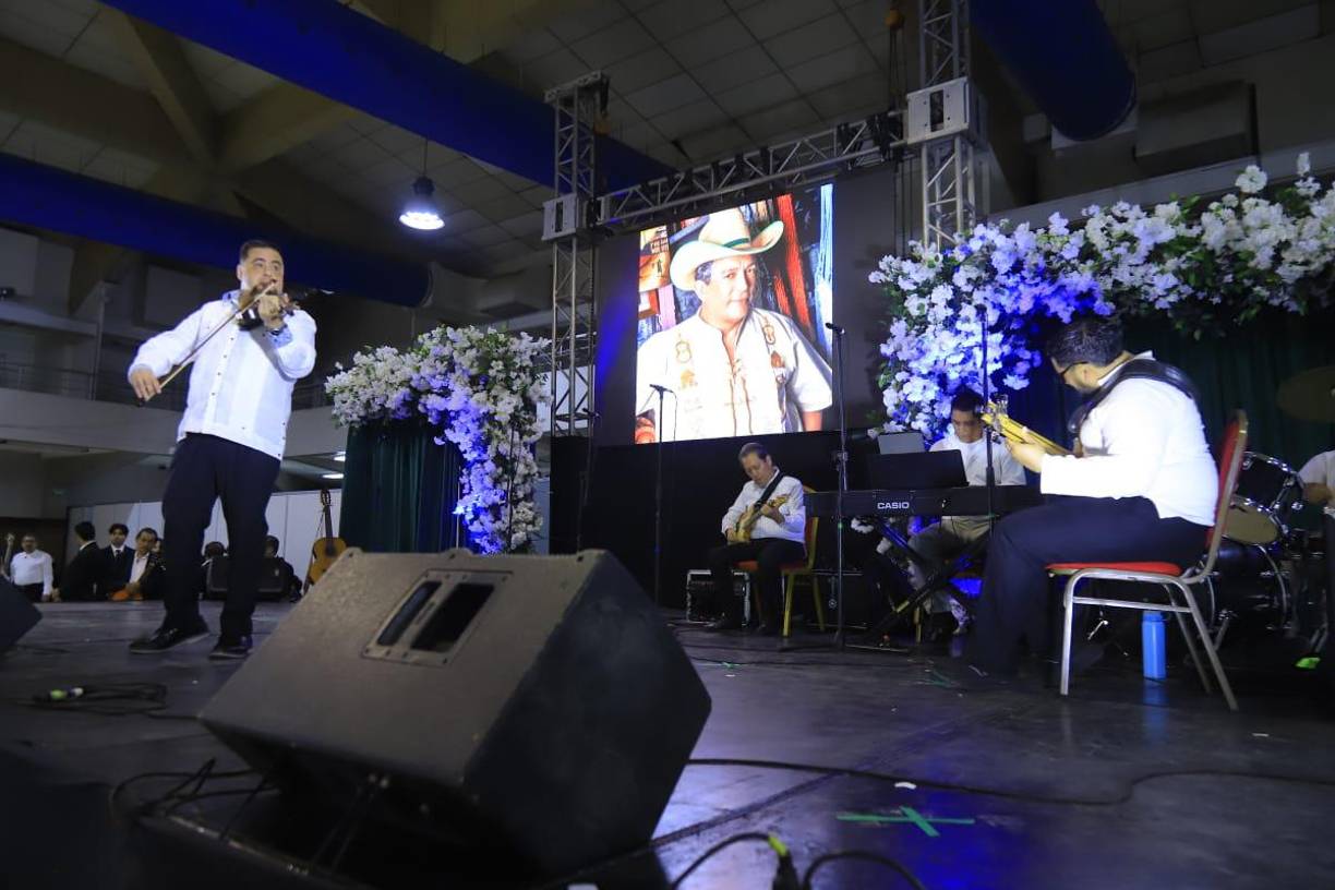 A lo largo de su carrera, Canelo compartió escenario con grandes artistas como Armando Manzanero, Camilo Sesto, José José, Juan Gabriel, Marco Antonio Muñiz, Roberto Carlos, Rocío Jurado, Vicente Fernández y Sandro, entre otros.