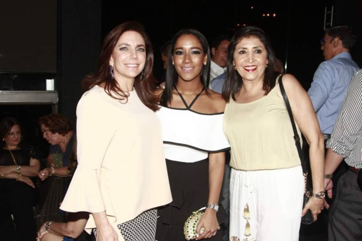 Sandra Canahuati con Paulina y Rosario Gonzales.
